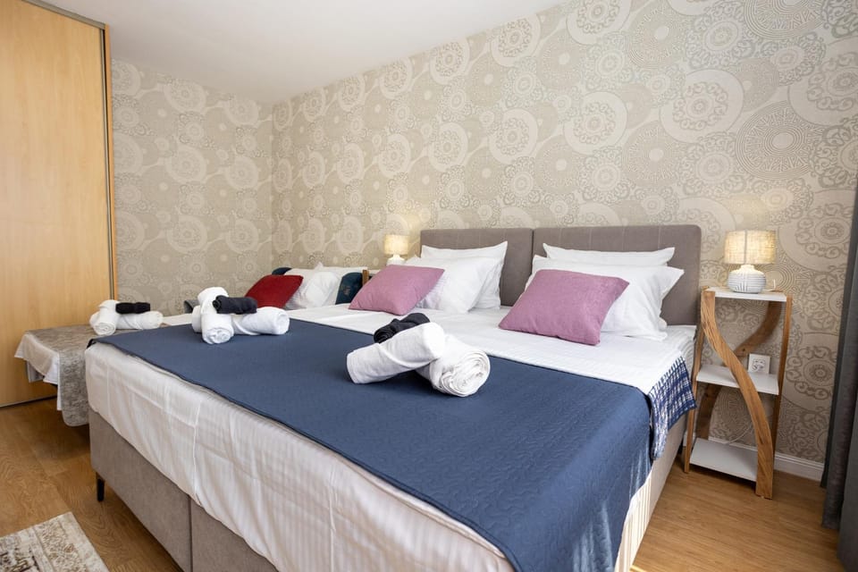 Bed, Bedroom, towels