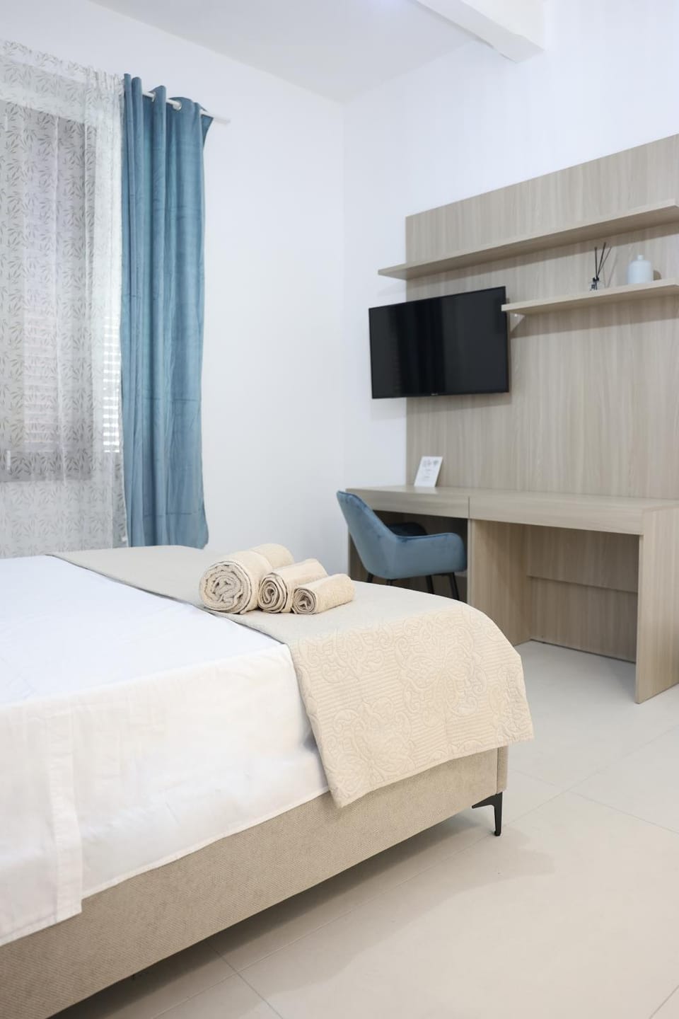 TV and multimedia, Photo of the whole room, Bedroom