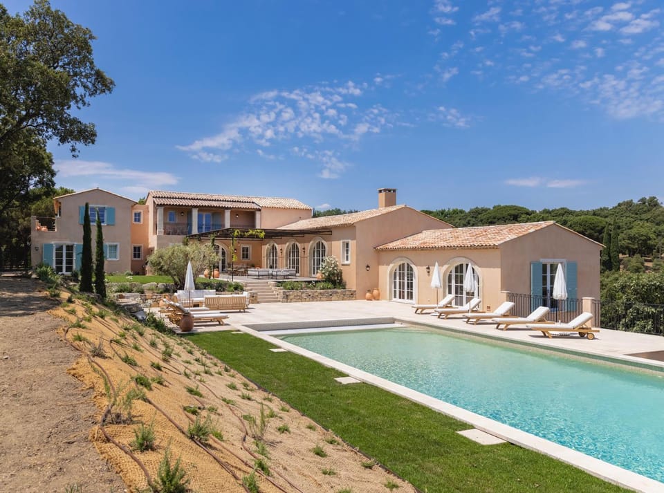 Property building, Day, Natural landscape, Garden, Pool view, Swimming pool, sunbed