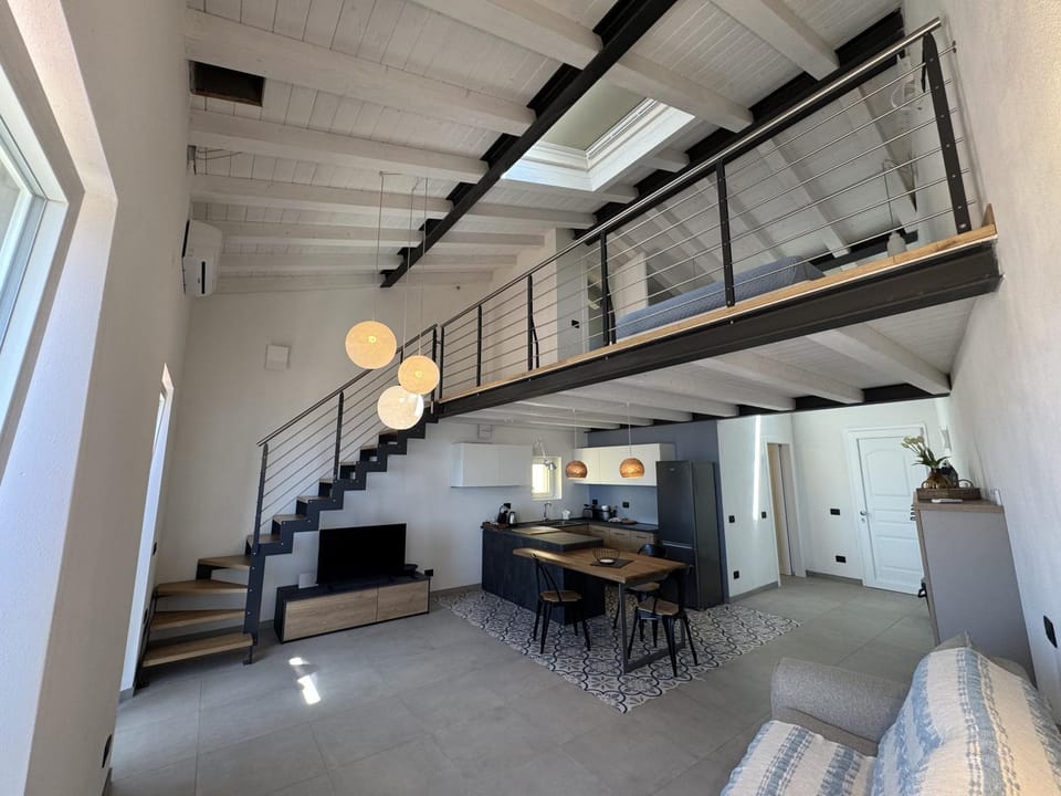 TV and multimedia, Kitchen or kitchenette, Living room, Seating area, Dining area