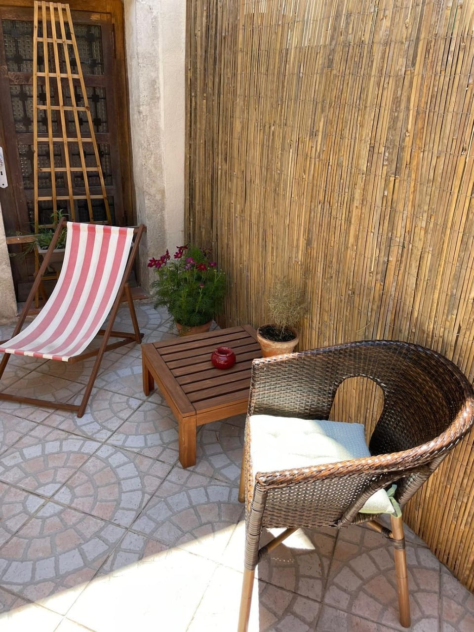 Patio, Day, sunbed