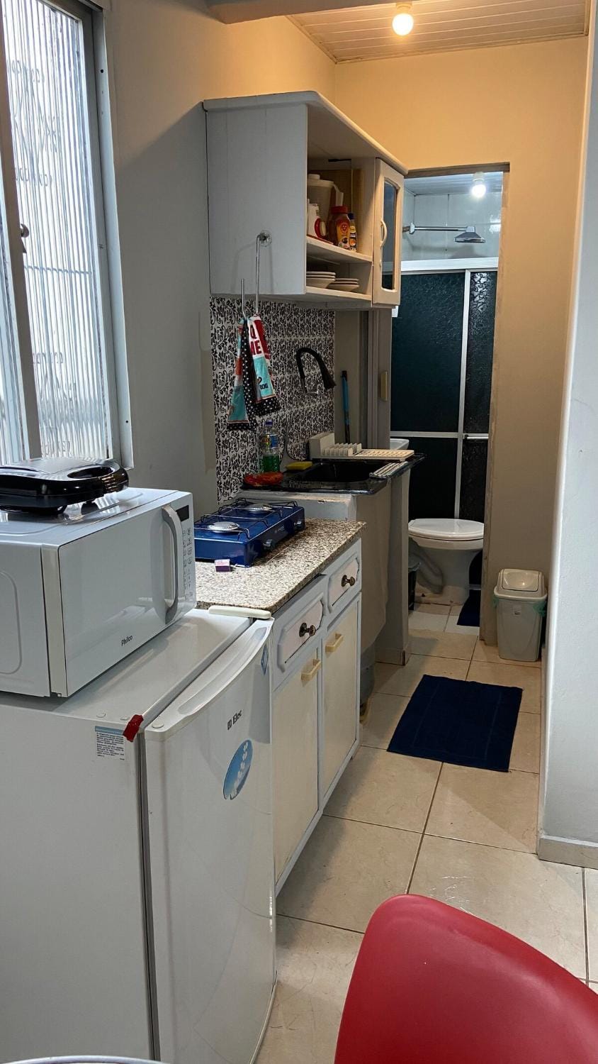 Kitchen or kitchenette, minibar, stove