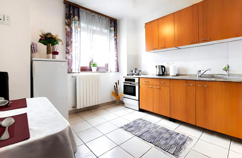 Kitchen or kitchenette, Dining area, oven
