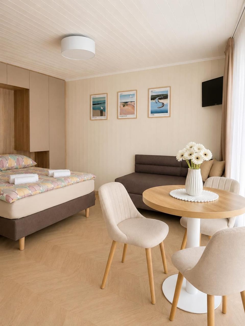 Bed, Photo of the whole room, Seating area, Dining area, Bedroom