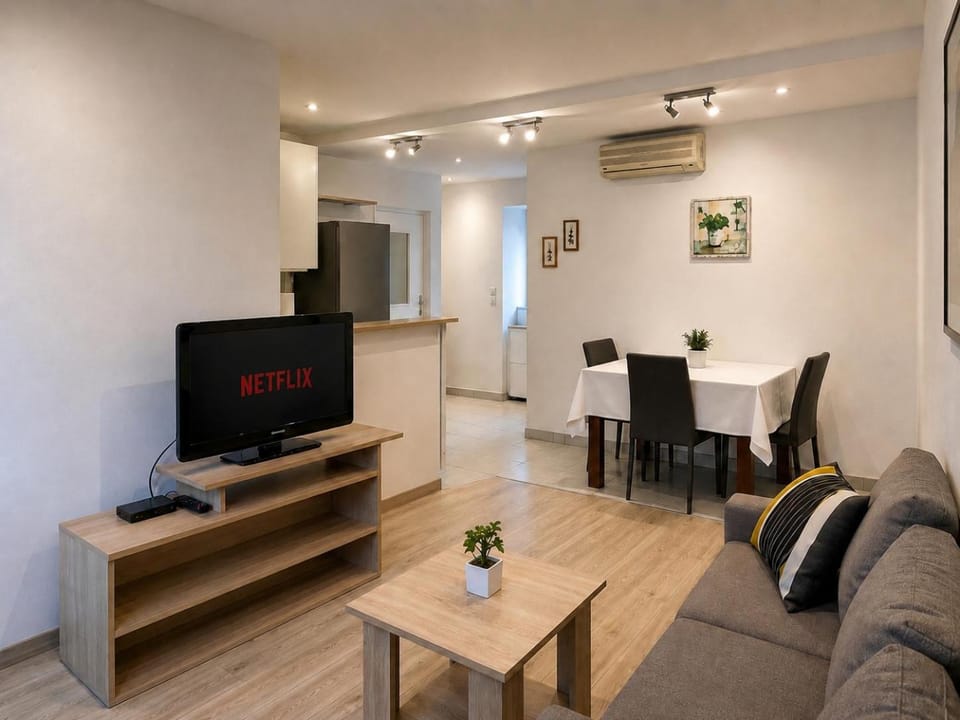 TV and multimedia, Living room, Seating area, Dining area, air conditioner