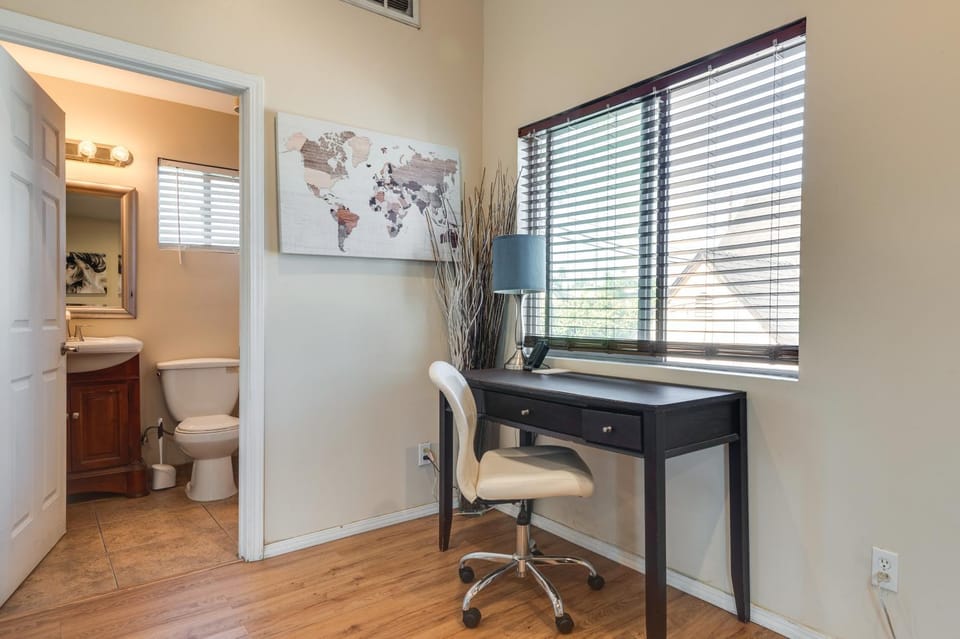 4 Mi to Beverly Hills: Quiet LA Gem w/ Shared Yard Apartment in San Fernando Valley