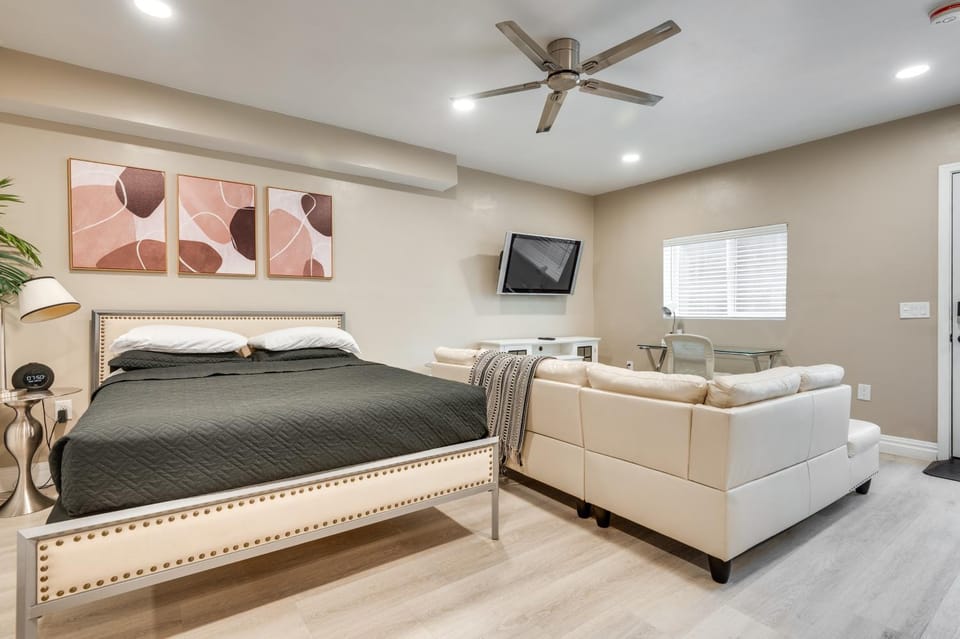 Extended Stay Near SoFi Stadium in Mid-Wilshire! Apartment in San Fernando Valley