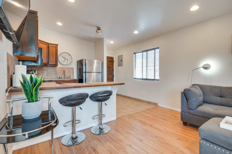 8 Mi to SoFi Stadium: WFH-Friendly Apt Apartment in San Fernando Valley