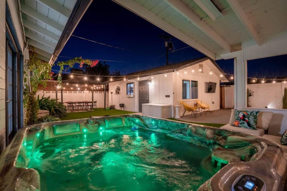 BOHO Scottsdale Oasis Pool Hot tub House in Scottsdale