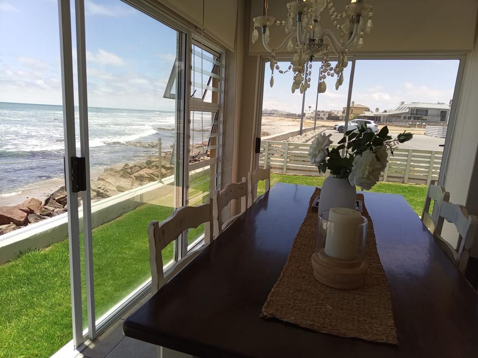 Living room, Dining area, Sea view