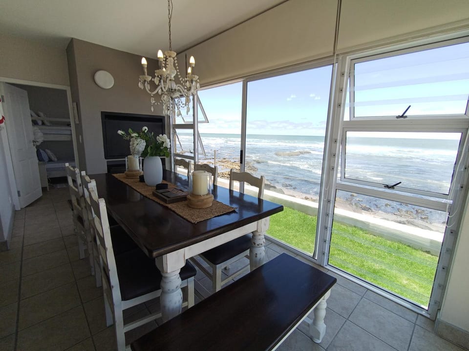 Seating area, Dining area, Sea view
