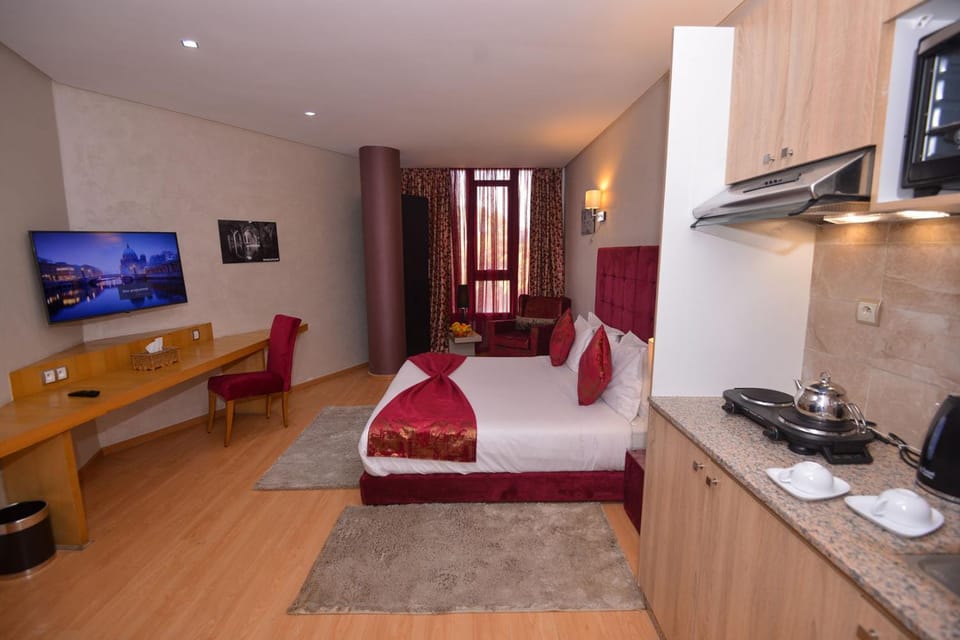 Bed, TV and multimedia, Coffee/tea facilities, Kitchen or kitchenette, Living room, Photo of the whole room, Seating area, Dining area, stove