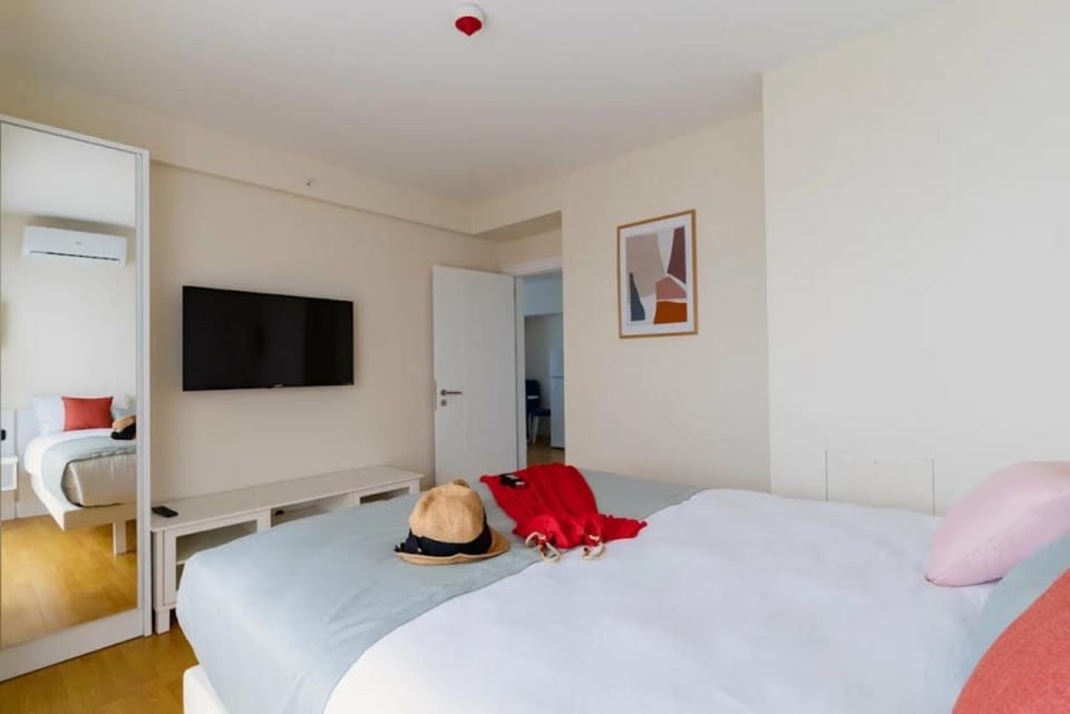 Communal lounge/ TV room, Bed, TV and multimedia, Living room, Photo of the whole room, Seating area, Evening entertainment, Bedroom, towels