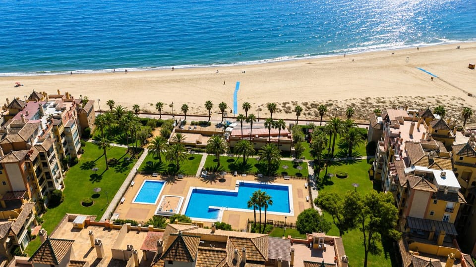 Property building, Natural landscape, Bird's eye view, Beach, Swimming pool, Location