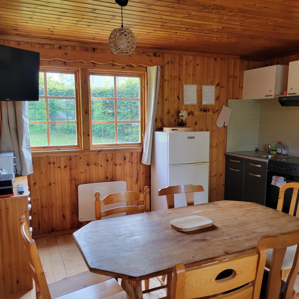 Property building, Dining area, heating, heating, microwave, oven, stove, stove, toaster, toaster, kitchen, kitchen