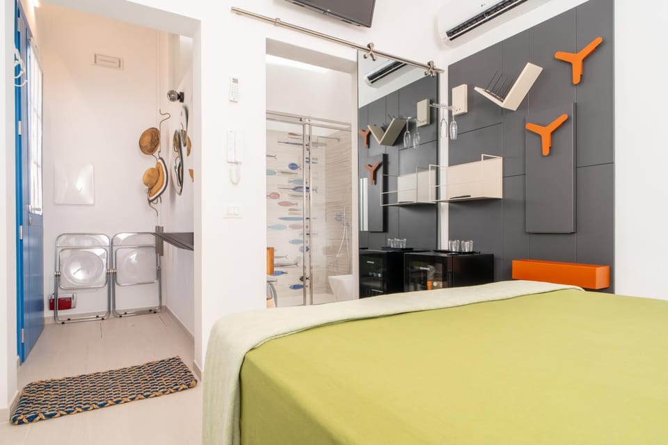 Shower, Toilet, Bed, Bathroom, Photo of the whole room, Bedroom, towels