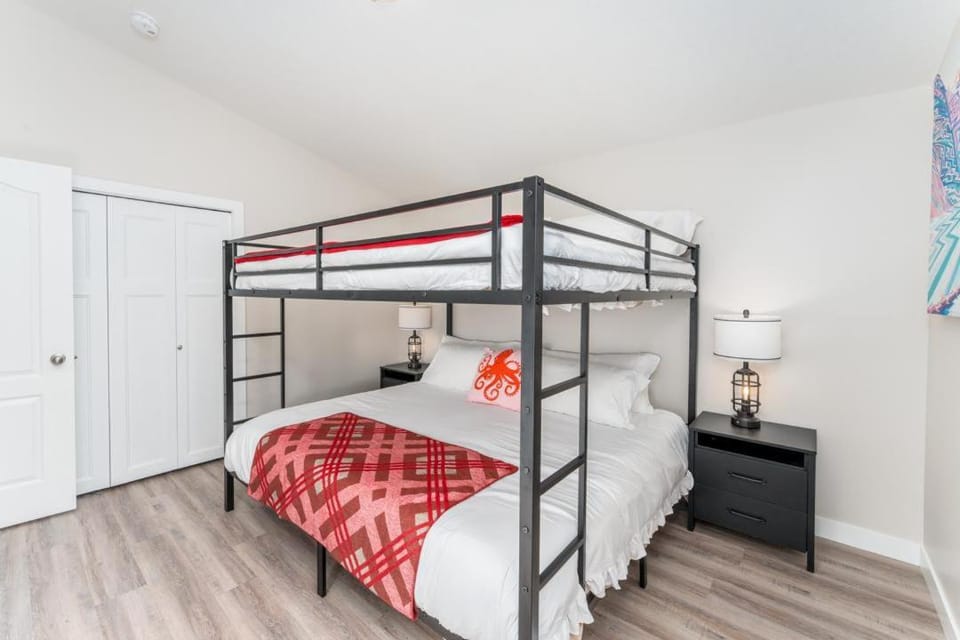 Bedroom, bunk bed