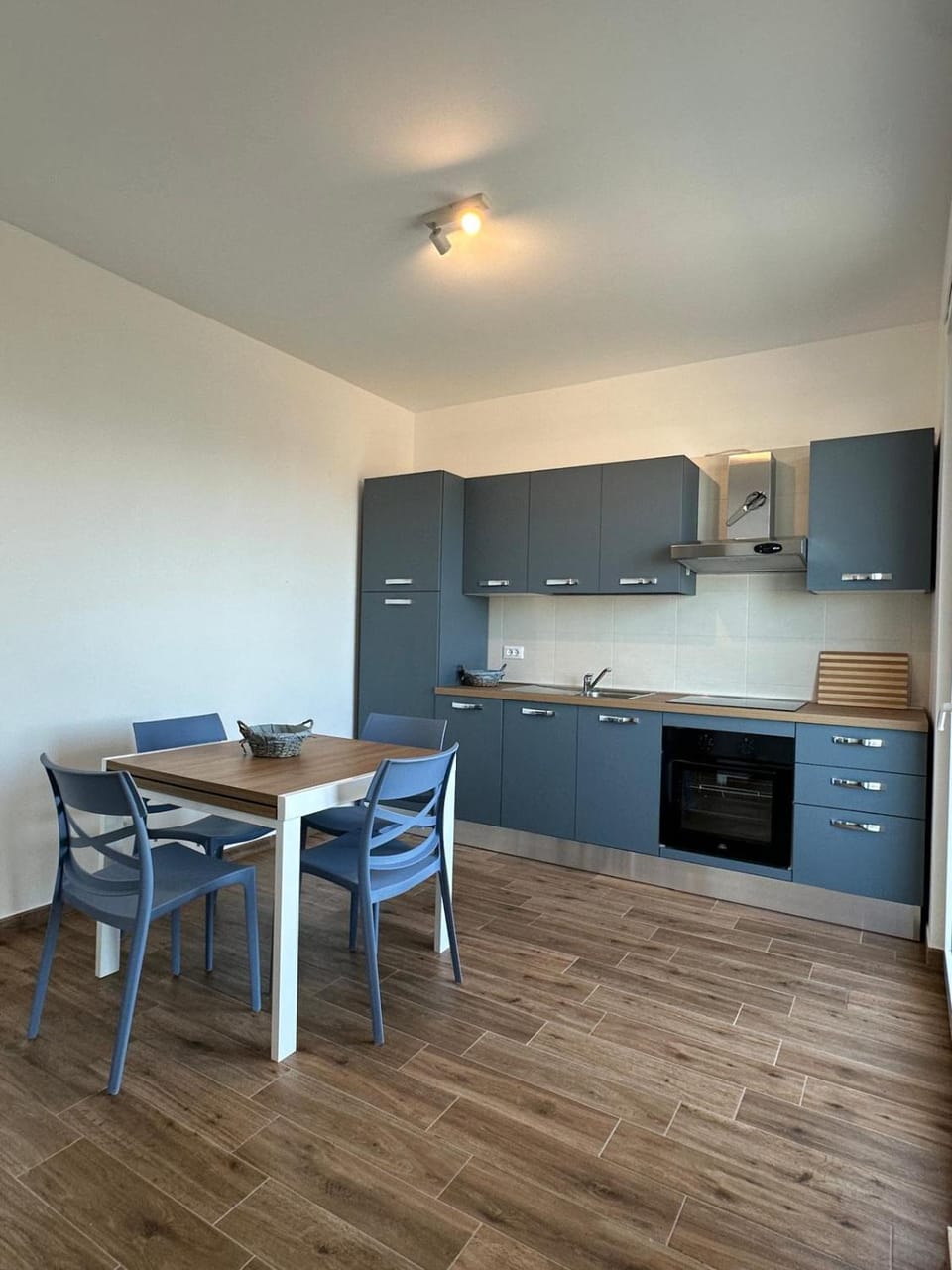 Kitchen or kitchenette, Dining area, stove