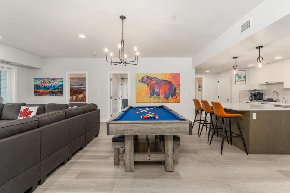 Game Room, Kitchen or kitchenette, Living room, Seating area, Dining area