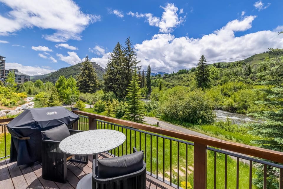 3 Waterfront Way House in Avon