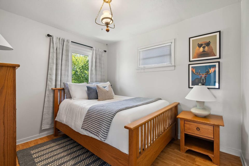 Kinepik Cottage Sunroom with Beach Access House in Sylvan Lake