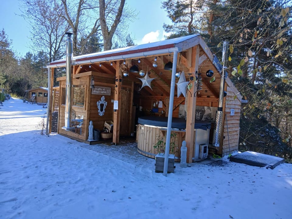 Gîte 6 personnes en pleine nature jacuzzi, sauna, kota House in Auvergne-Rhône-Alpes