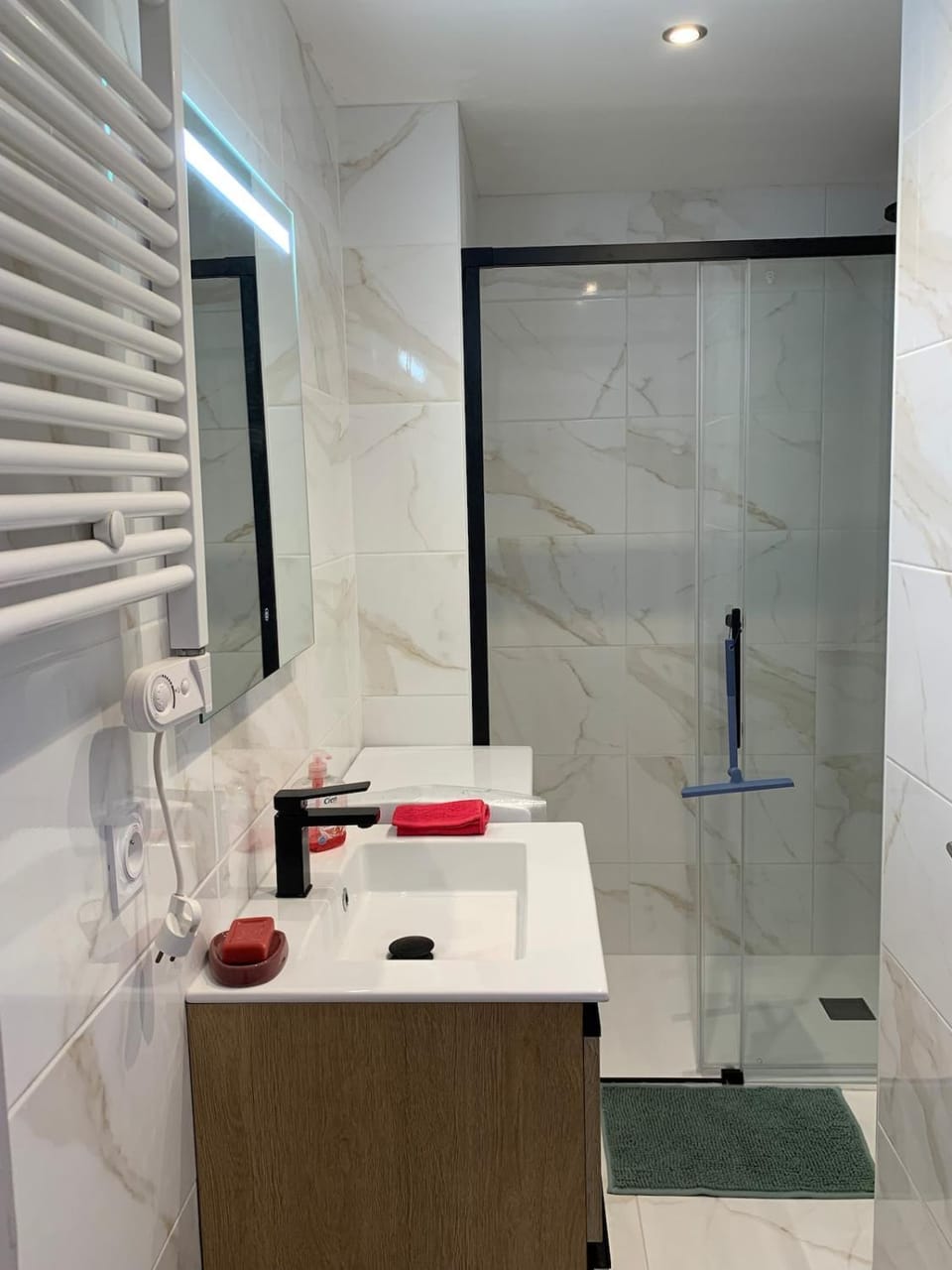 Shower, Bathroom, towels