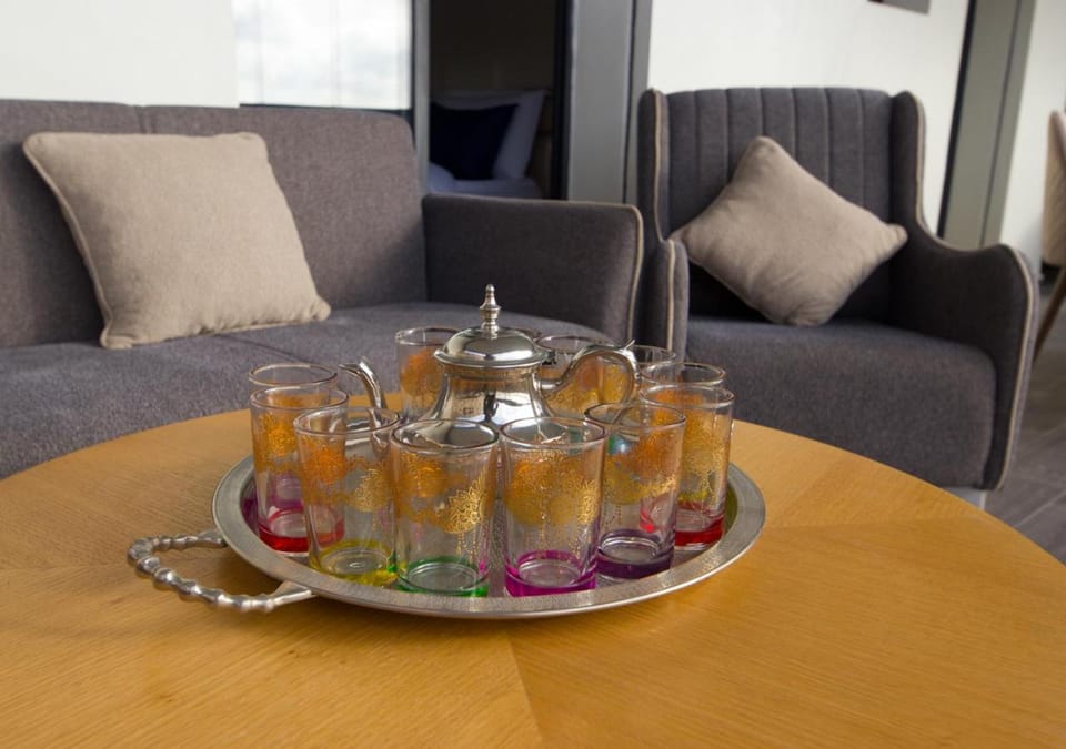 Food and drinks, Seating area, Food, Drinks