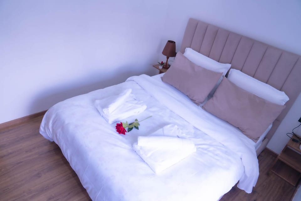 Bed, Photo of the whole room, Bedroom, towels