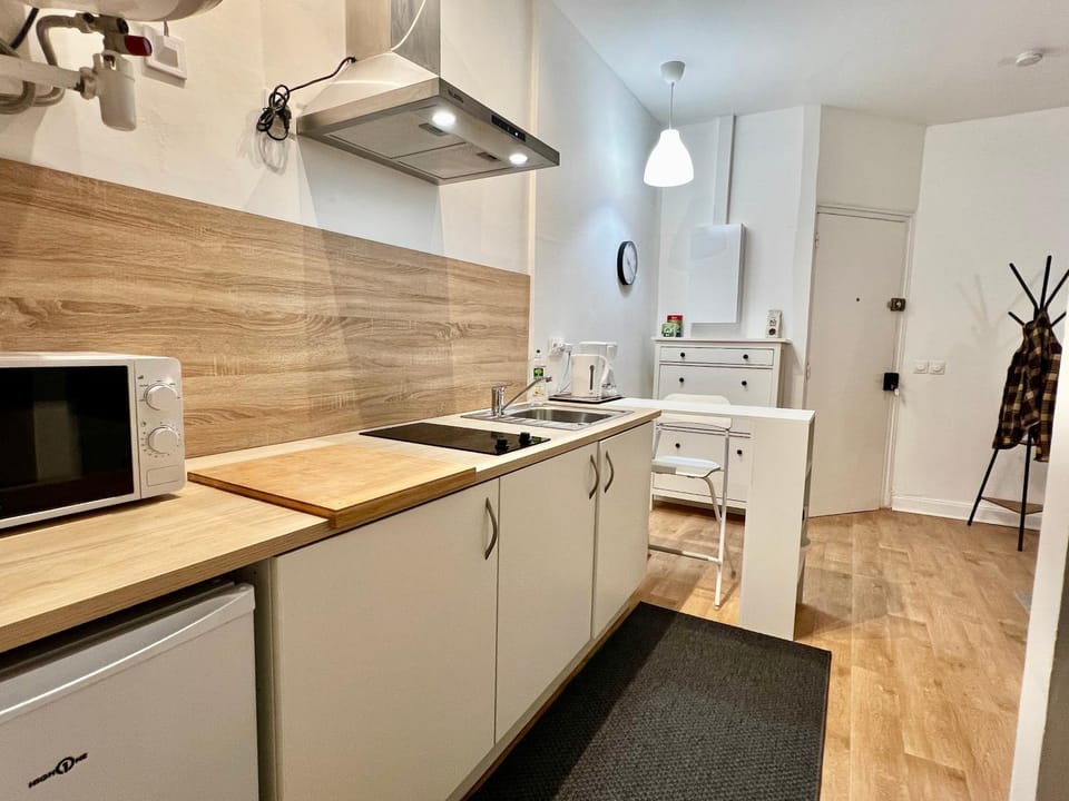 Kitchen or kitchenette, Dining area, oven, stove