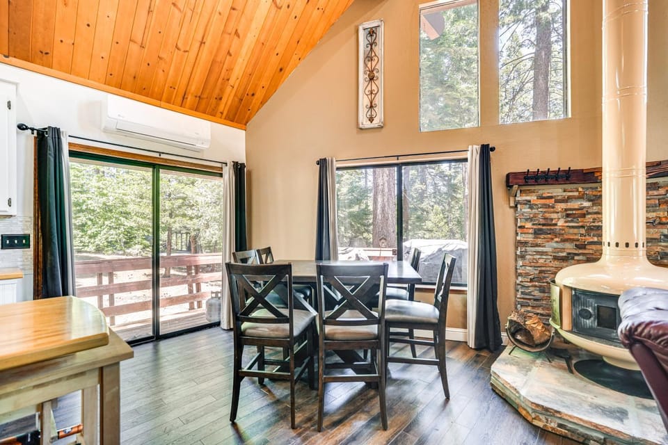 Big Trees Cabin Retreat Pool, Game Room, Deck Cabin in Dorrington