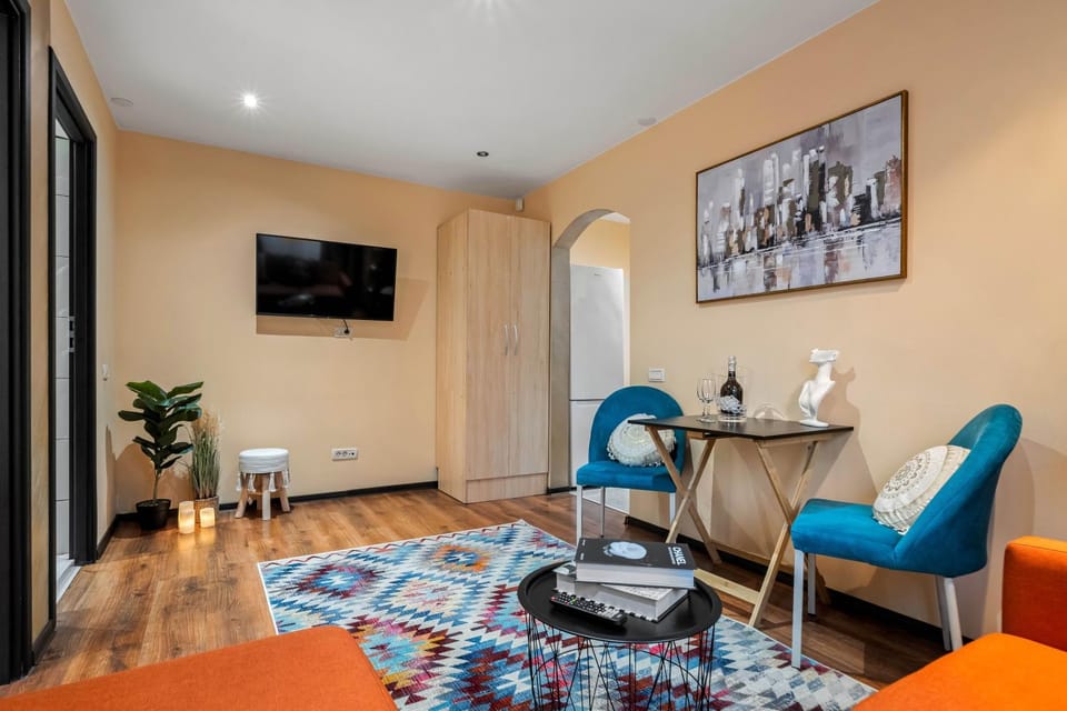 TV and multimedia, Living room, Seating area, Dining area