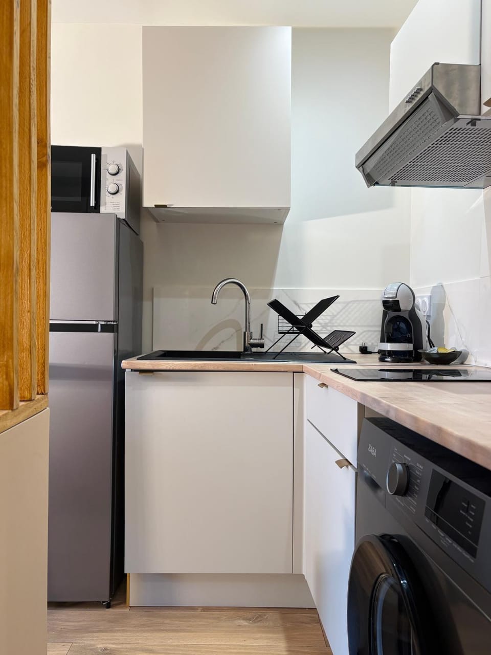 Coffee/tea facilities, microwave, storage, stove, washing machine, kitchen