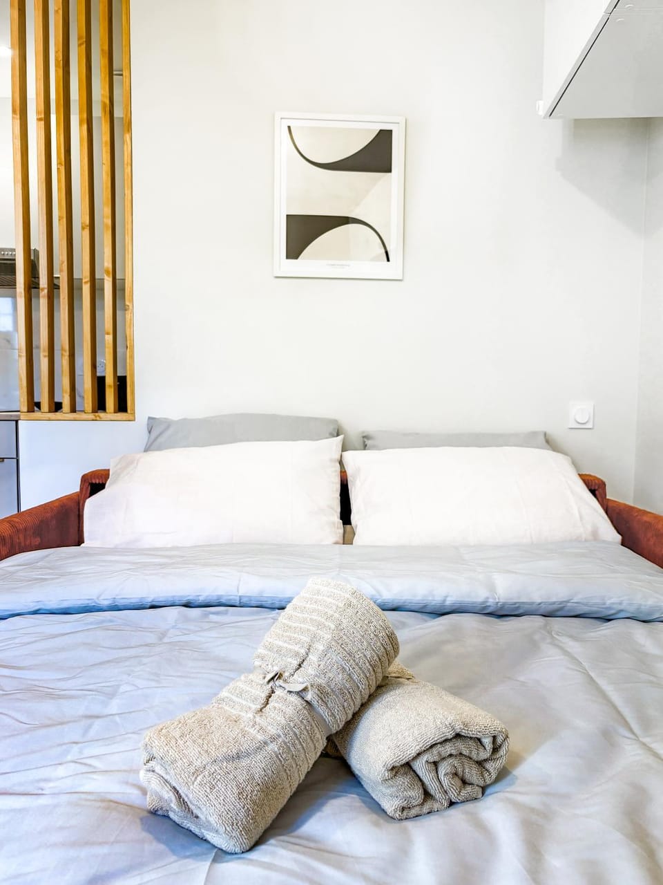 Bed, Living room, Photo of the whole room, Bedroom, storage, towels