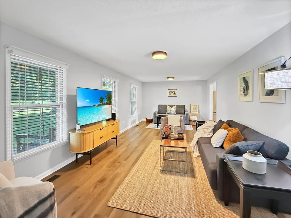 Communal lounge/ TV room, Living room, Seating area, Evening entertainment