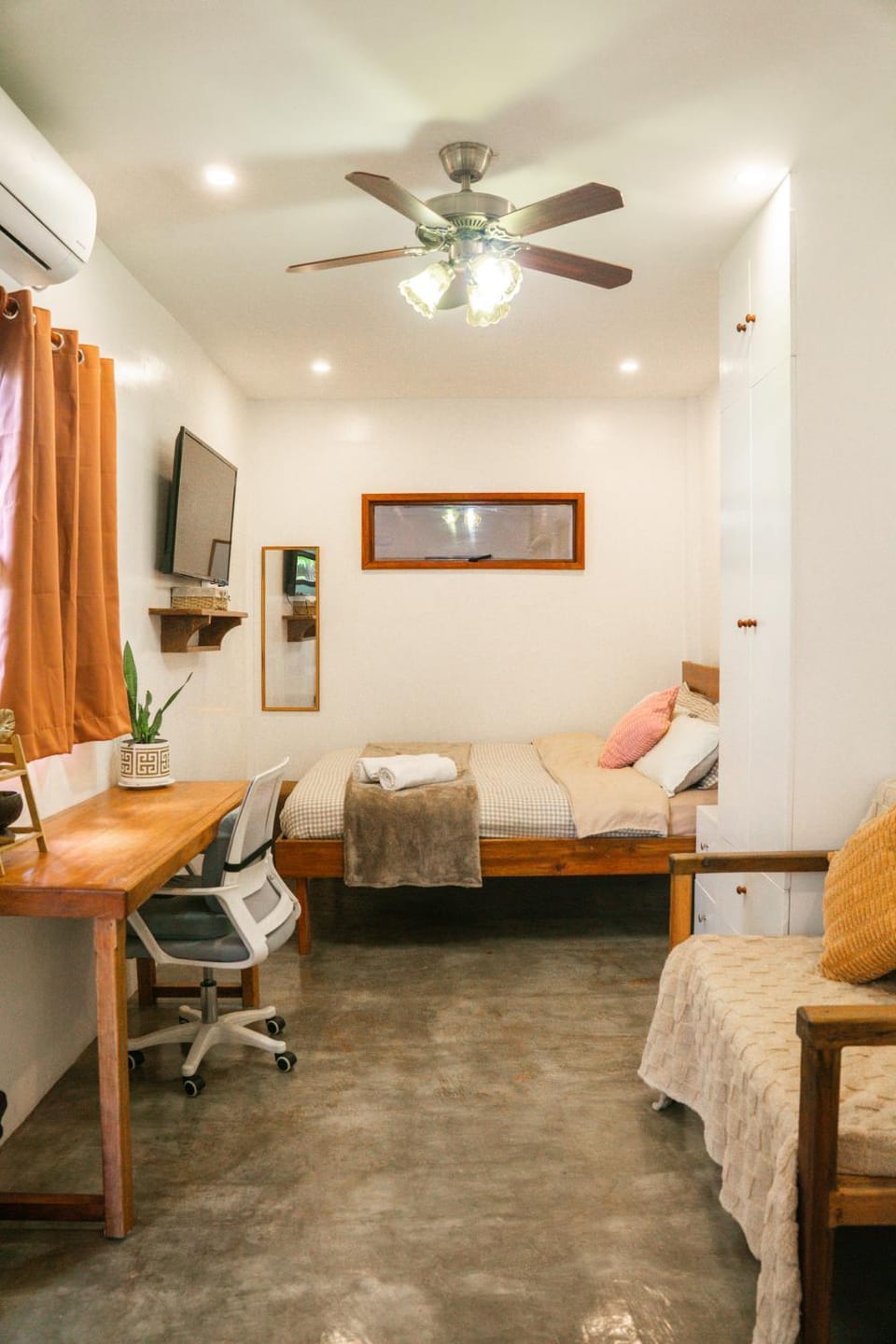 Bed, TV and multimedia, Living room, Photo of the whole room, Seating area, Bedroom, wardrobe, air conditioner