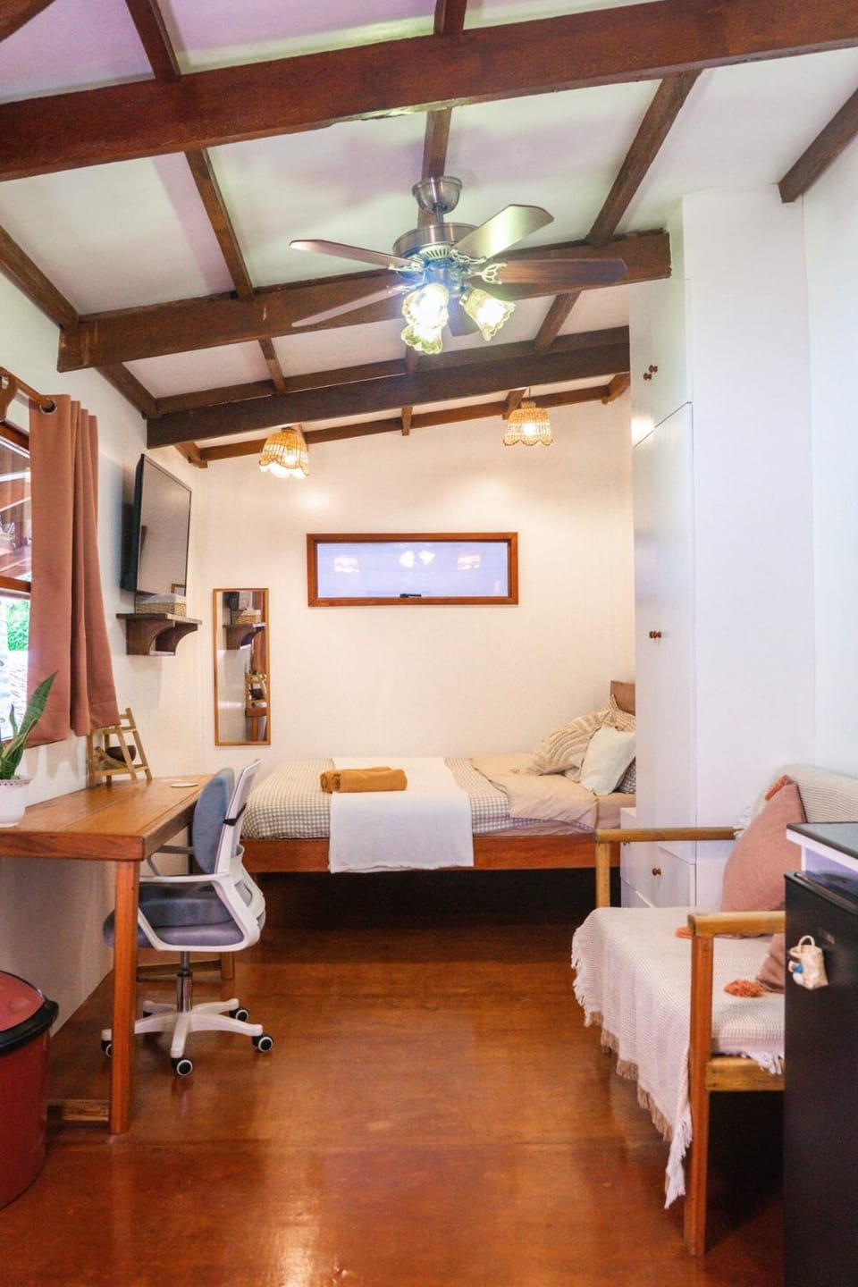 Bed, TV and multimedia, Living room, Photo of the whole room, Seating area, Bedroom