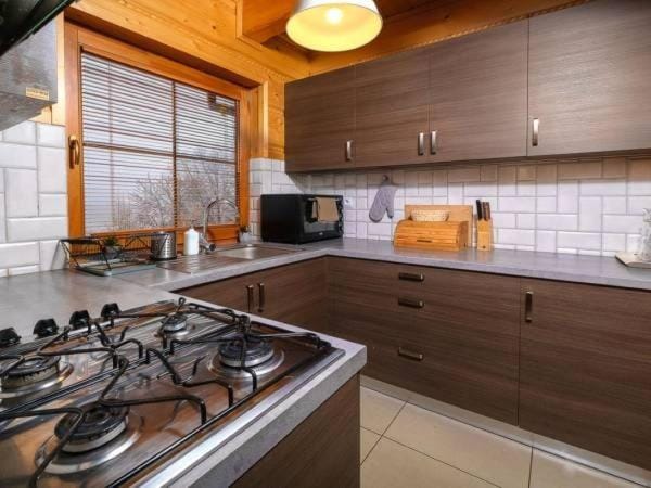 Kitchen or kitchenette, pet friendly, stove