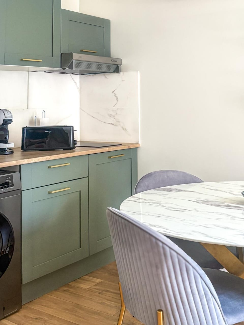 Coffee/tea facilities, Kitchen or kitchenette, Seating area, stove, toaster, washing machine, kitchen