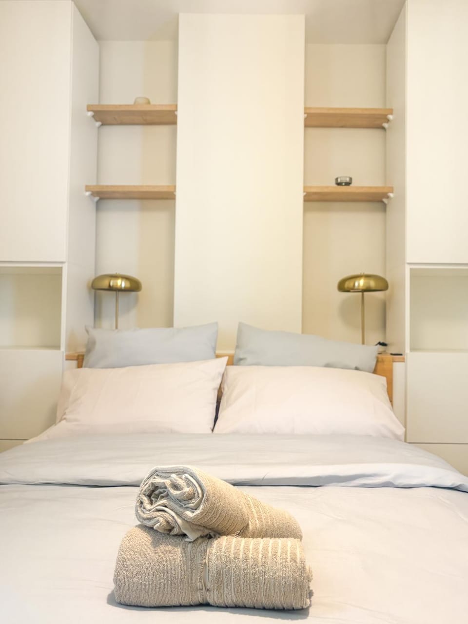 Bed, Photo of the whole room, Bedroom, towels