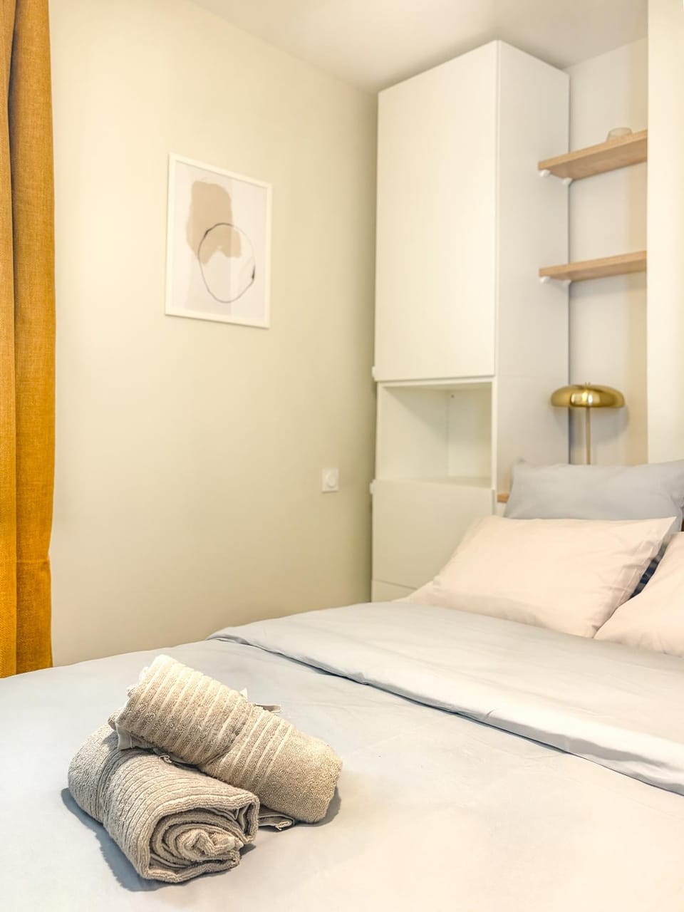 Bed, Photo of the whole room, Bedroom, towels