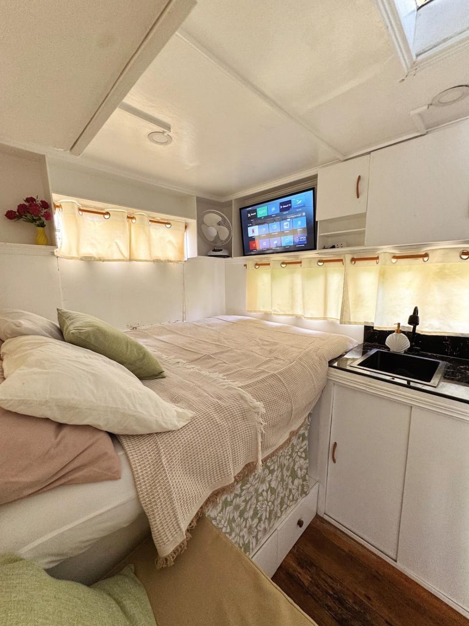 Bed, TV and multimedia, Living room, Photo of the whole room, Seating area, Bedroom