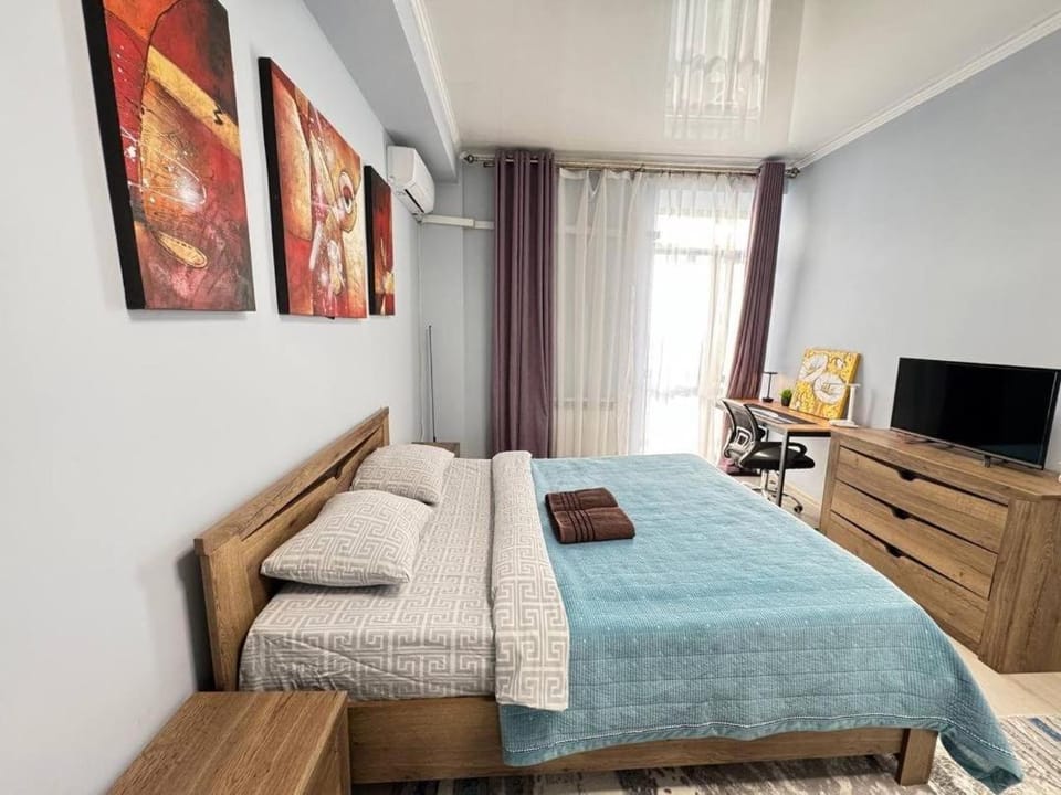 Bed, TV and multimedia, Bedroom, towels, air conditioner