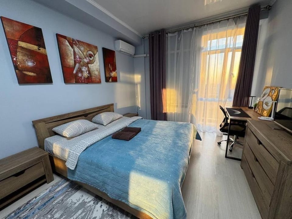 Bed, TV and multimedia, Bedroom, towels, air conditioner