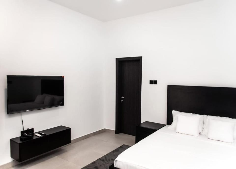 Bed, TV and multimedia, Photo of the whole room, Bedroom