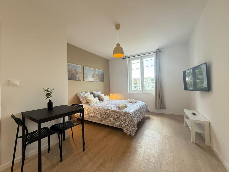 Bed, TV and multimedia, Photo of the whole room, Bedroom, towels