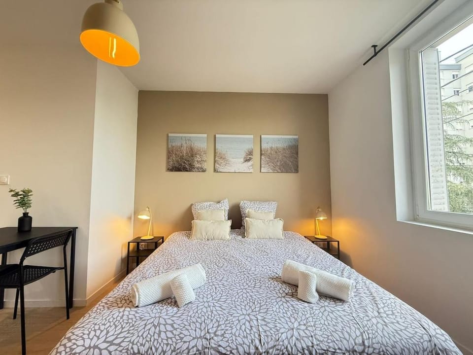 Bed, Photo of the whole room, Bedroom, towels