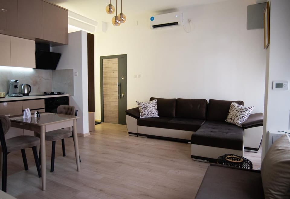 Communal lounge/ TV room, Living room, Dining area