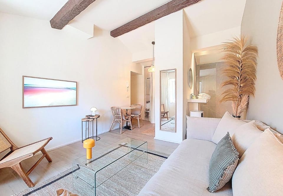 Photo of the whole room, Seating area, Bedroom