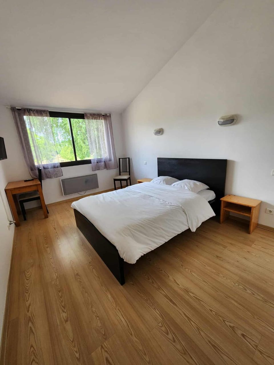 Photo of the whole room, Bedroom